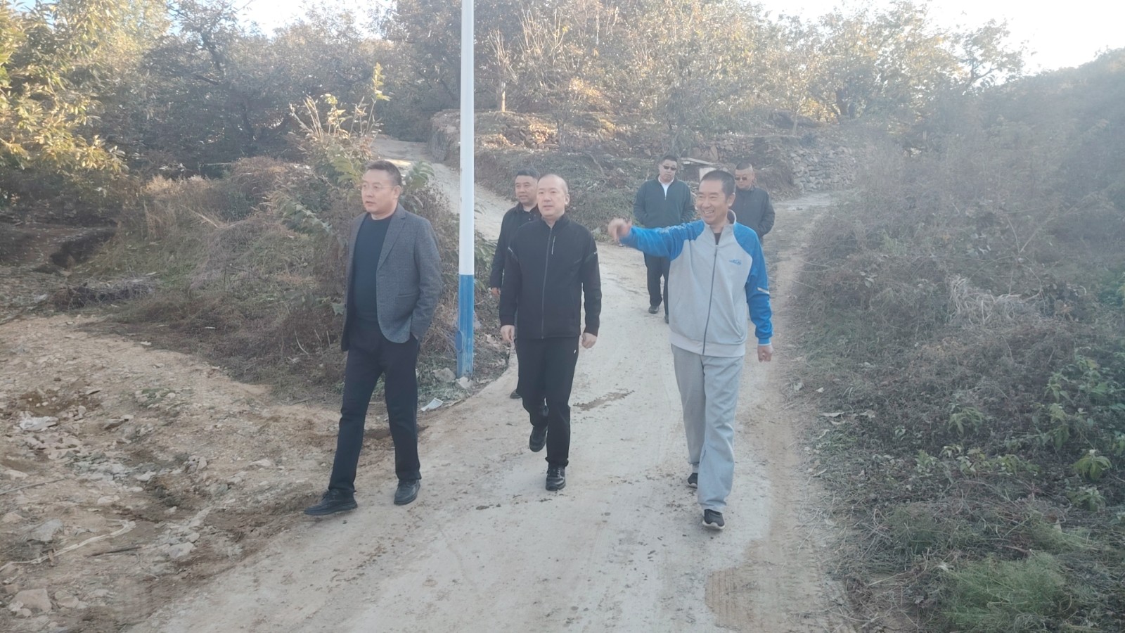 智恩局长赴帮扶村看望慰问